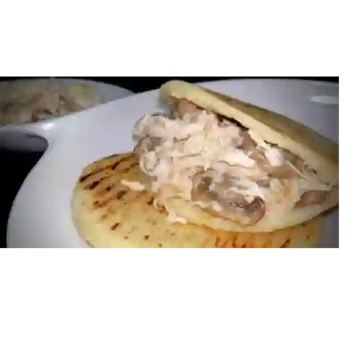 Arepa Rellena de Pollo y Champiñones