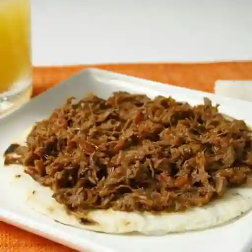 Arepa con carne desmechada o pollo