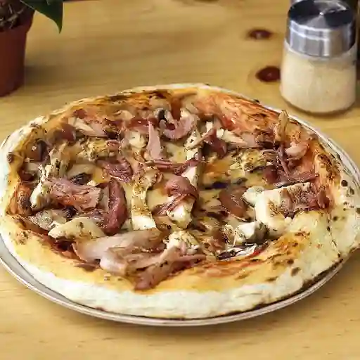 Pizza Pollo, Tocineta y Champiñones