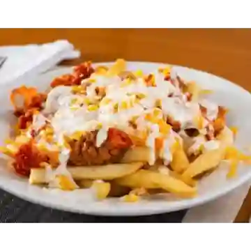 Salchipapa con Salsa Bolognesa