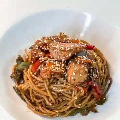 Pasta teriyaki y bebida