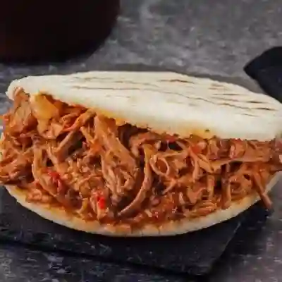Arepa con carne mechada