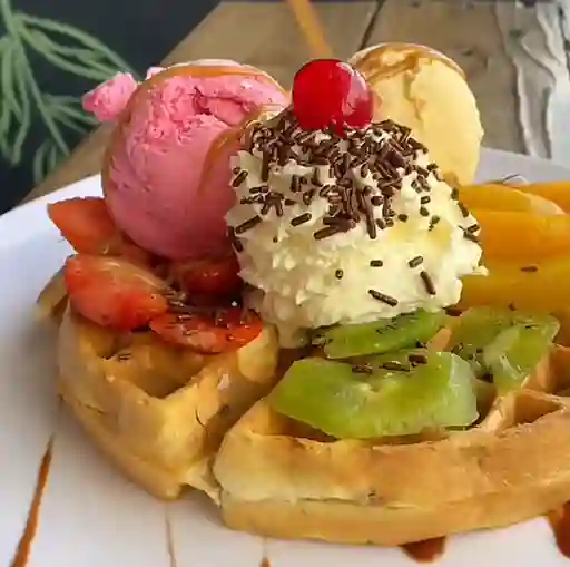 waffle con helado y fruta