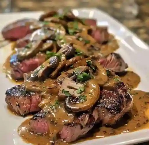 Steak Pimienta en Crema y Champiñones