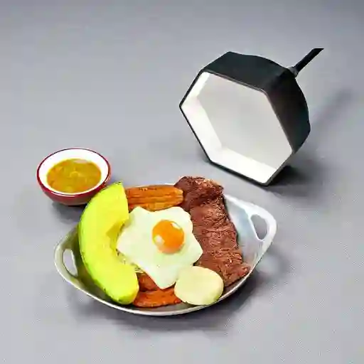 Bandeja típica con lomo de res