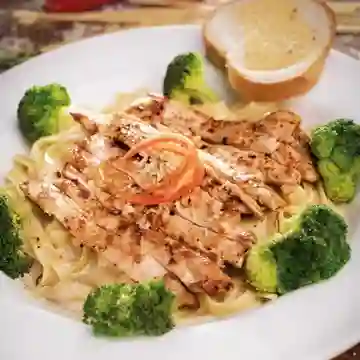 Pasta Fettuccine Alfredo Pollo y Brócoli