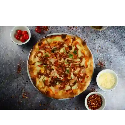 Pizza Pollo Bbq y Cebolla Caramelizada