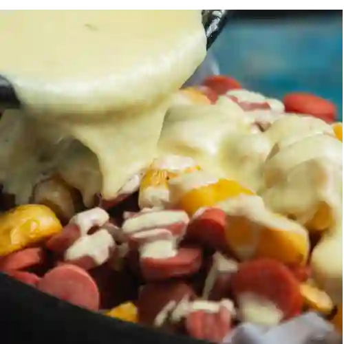 Salchipapa con queso