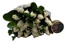 Bouquet 24 de Rosas Blancas + Caja de Dulces Simpkins