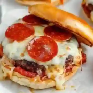 Pizza Burger con Papas y Coke.