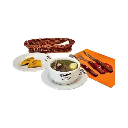 Medio Caldo de Costilla y Arepa