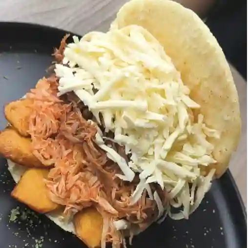 Arepa mixta + tajada + queso blanco