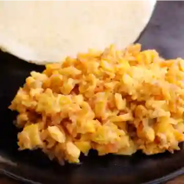 Arepa con Huevos con Aliños