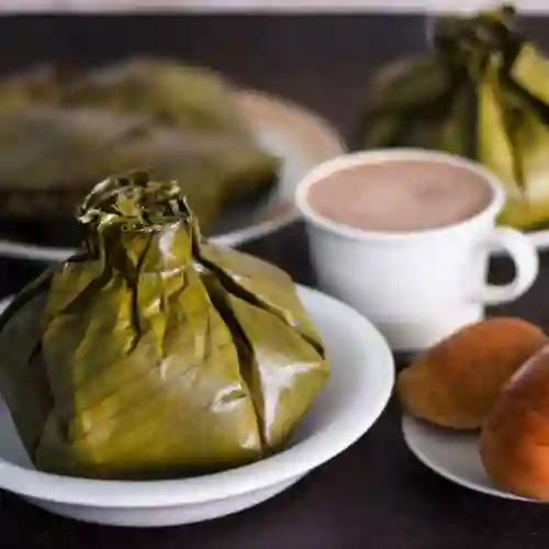Tamal+ Bebida + Pan