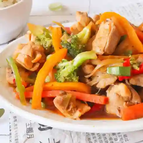 Bandeja con shop suey y sopa del dia