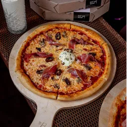 Pizza Dátiles y Prosciutto