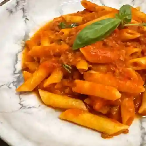Pasta boloñesa y bebida