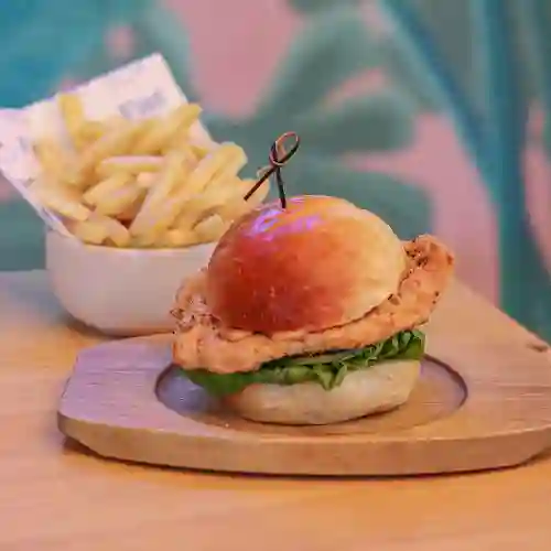 Burger de Pollo Cajun Mas Papas