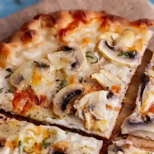 Pizza de pollo champignon y aceite trufa