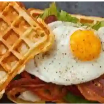 Waffle Tocineta y Huevo