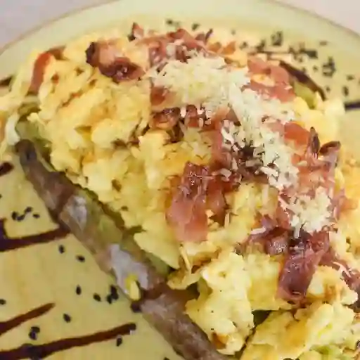 Bruschetta huevo y tocineta