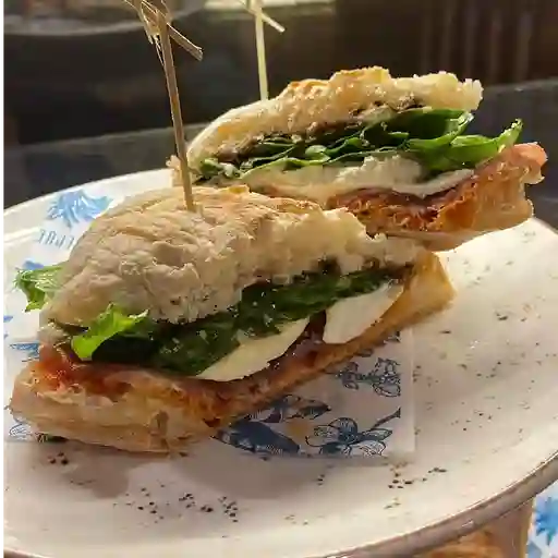 Sándwich burrata prosciutto