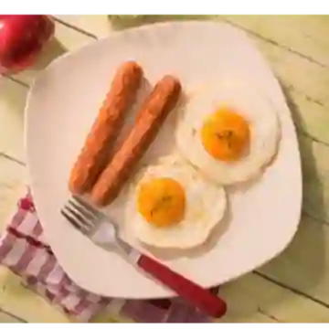 Desayuno Huevos, Salchicha, Pan y Bebida