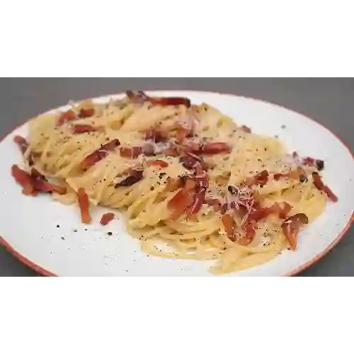 Spaghetti Alla Carbonara, Ensalada y Bebida
