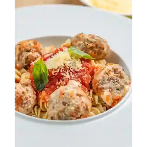 Pasta con Salsa de Albóndigas de Ternera