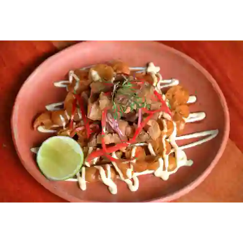 Papitas Acevichadas de Chicharron