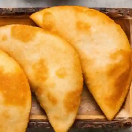 Mega Empanada de Pollo y Queso