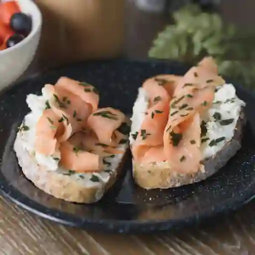 Tostada con Salmón Ahumado