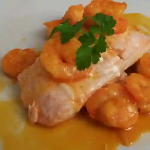 Salmón Salsa de Camarón