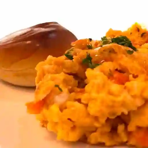 Combo huevos rancheros + bebida caliente