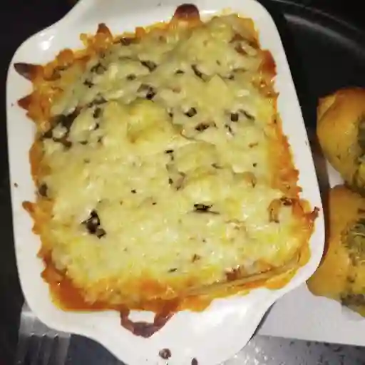 Lasagna + pan en salsa de ajo