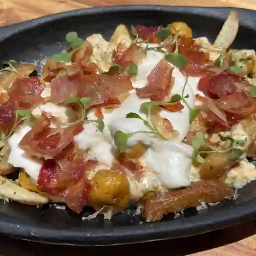 Papas con Tocineta y Burrata