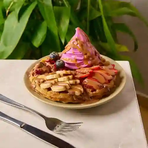 Waffles con frutas y helado