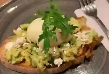 Tostada de Aguacate Huevo Poché