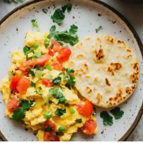 Huevos Pericos con Arepa