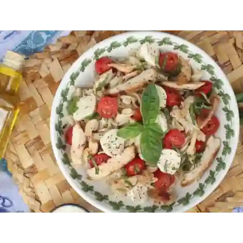 Caprese con Tornillos de Pasta y Pollo