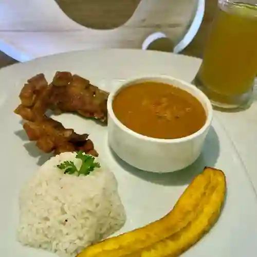 Frijoles con chicharrón montañero