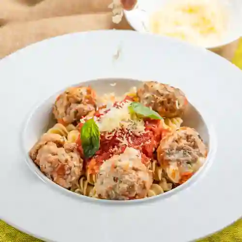 Pasta con Albóndigas de Ternera y Queso