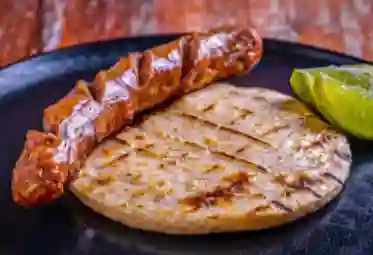 Chorizo con arepa