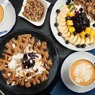 1 Waffle, 1 Granola y 2 Cappuccino