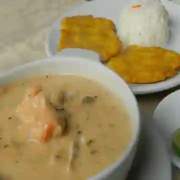 Cazuela Mixta con Bagre y Camarón