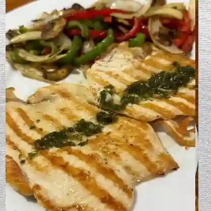 Grill pechuga, carne o cerdo chimichurri