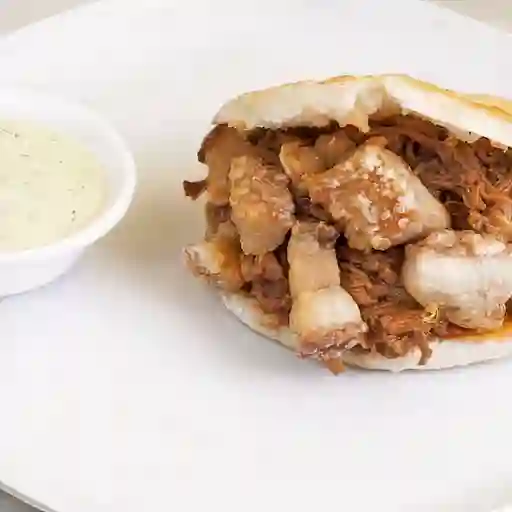 Arepa de Ropa Vieja y Chicharrón