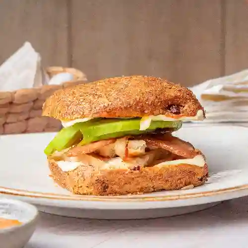 Sándwich Pollo-Tocineta