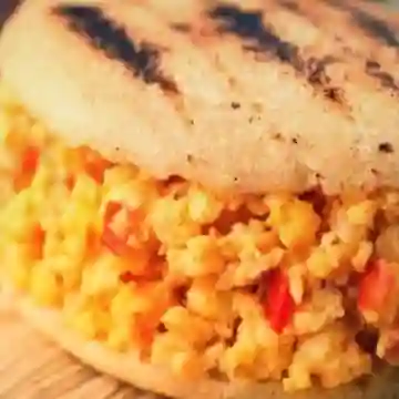 Arepa de Huevos Revueltos con Chorizo