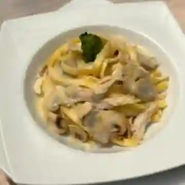 Spagetti Pollo Champiñón